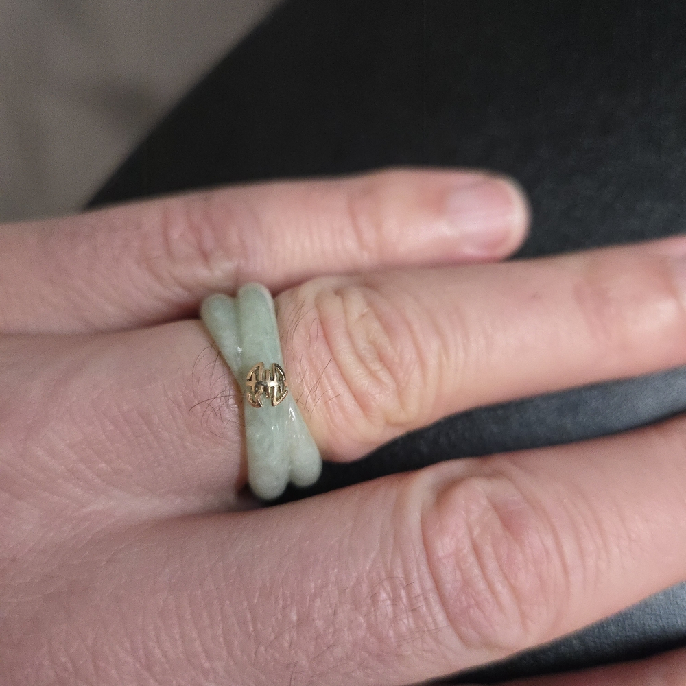 Elegant Jade and Gold Women's Ring